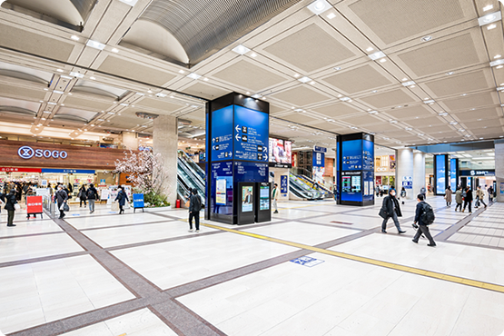 そごう横浜店の前を右へ